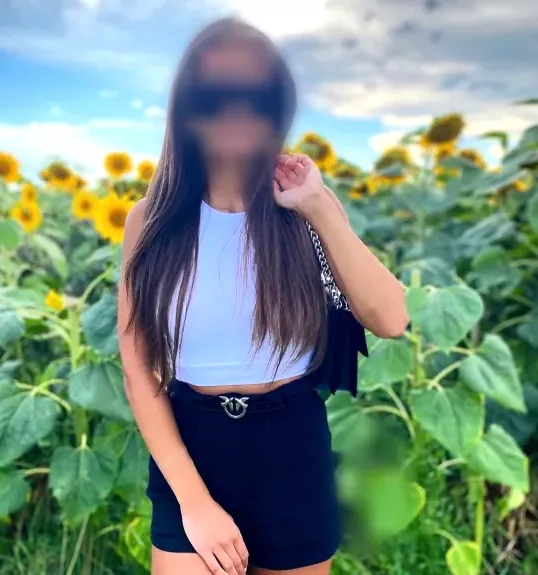 Mia, 25